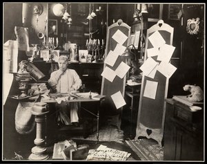 David Belasco in seinem Arbeitszimmer in New York, nach 1909